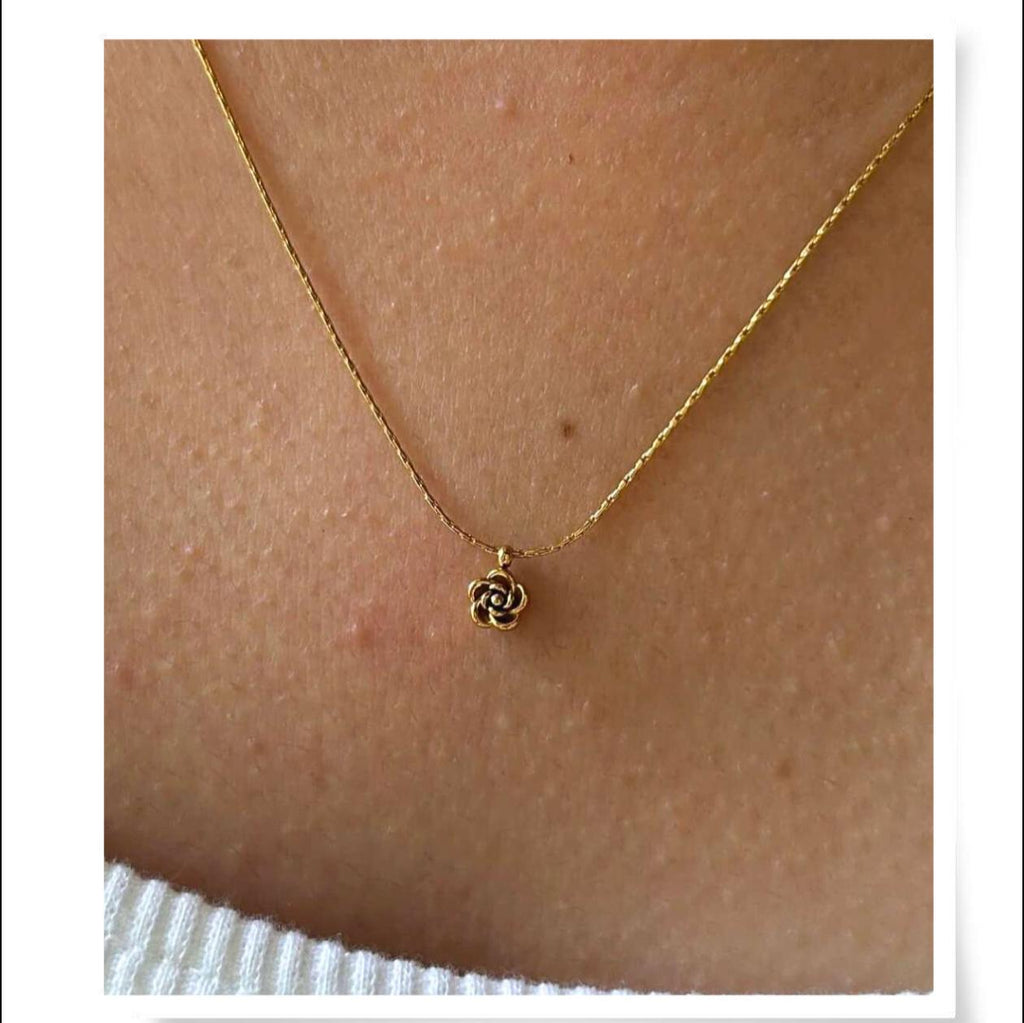 Minimal Gulzar Rose Pendant Necklace